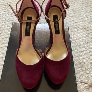 White House black market size 6 heel’s burgundy color